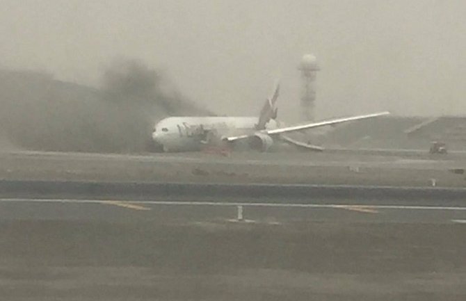 Dubai: Zapalio se avion na pisti, putnici evakuisani (VIDEO)