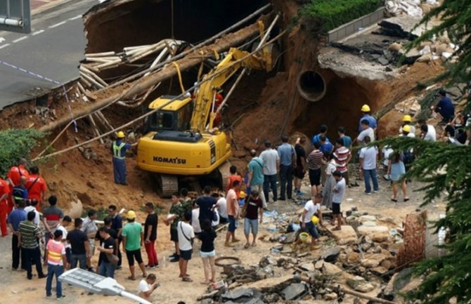 Otvorila se ogromna rupa na ulici i progutala prolaznike(VIDEO)