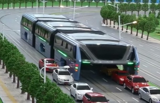 Na ulici testiran autobus koji prolazi iznad automobila