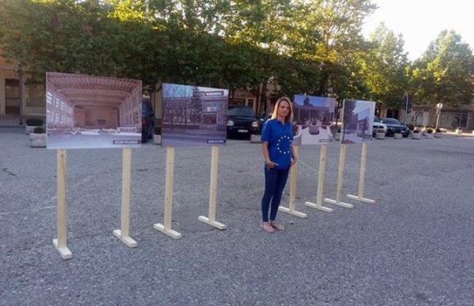 Nikšić: Djevojka na trgu neobičnim performansom skreće pažnju