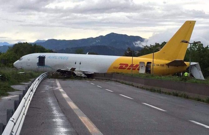 Italija: Avion promašio pistu, sletio na lokalni put (FOTO)