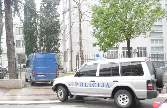 Lakušić: Policija se povlači pred kriminalcima!