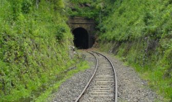 Rudari probijaju obrušeni tunel na pruzi Beograd-Bar, autobusima do Bijelog Polja