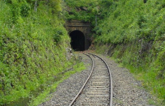 Rudari probijaju obrušeni tunel na pruzi Beograd-Bar, autobusima do Bijelog Polja