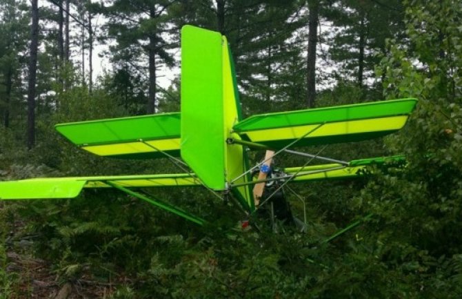 Pilot proveo noć u superlakom avionu koji se zaglavio na drvetu