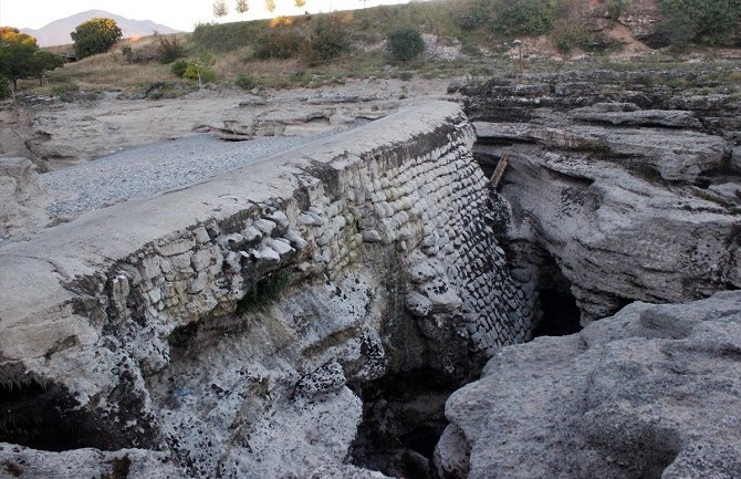 Presušili Nijagarini vodopadi (FOTO)