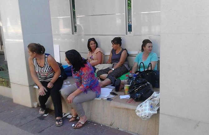 Kad majke leže na pločniku 