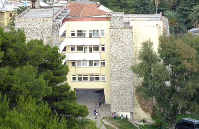 Đaci iz Igala u novim klupama zahvaljujući akciji roditelja