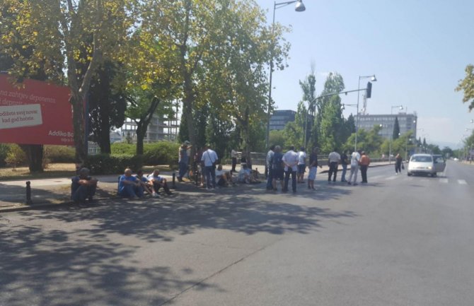 Podgorica: Bivši radnici KAP-a blokirali Bulevar Svetog Petra Cetinjskog
