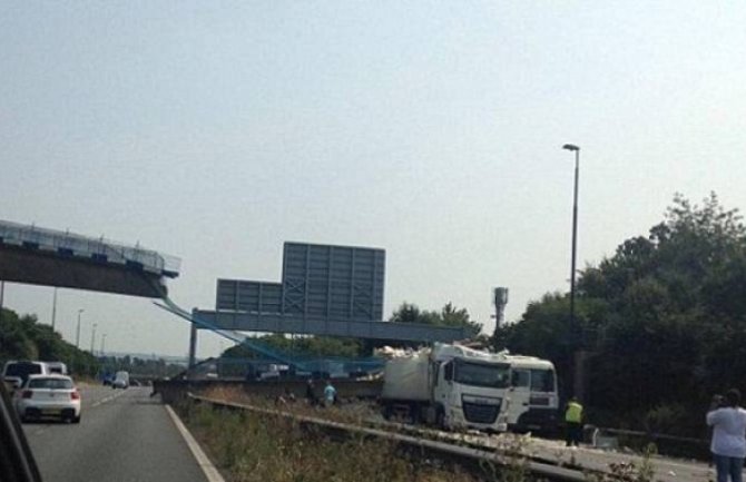 Nadvožnjak se srušio na autoputu, ima povrijeđenih