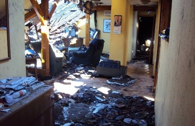 Nikšić: Voda oštetila brojne stanove,  stanari proveli besanu noć