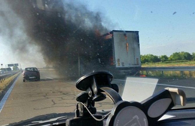 Gori kamion na auto-putu, nema povrijeđenih