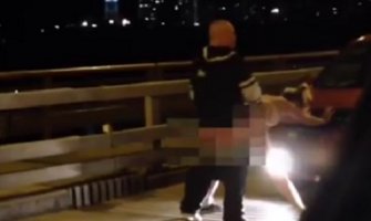 Rusija: Seks nasred mosta, vozači ih bodrili! (VIDEO 18+)