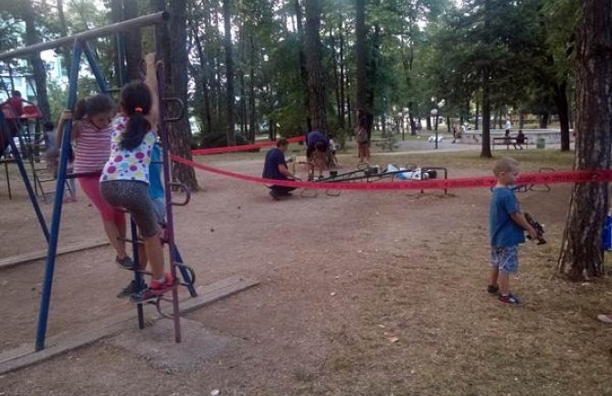 Mladići popravljaju dječije igralište: Nije važno ko smo, ovo radimo zbog djece