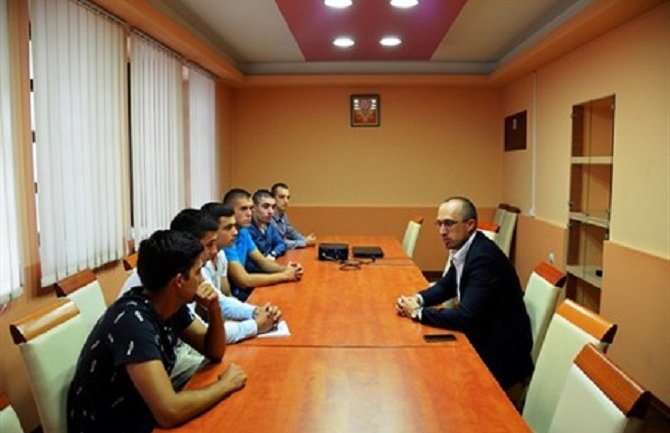 Na inostranim vojnim akademijama trenutno se obrazuju 24 crnogorska kadeta