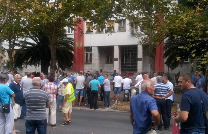 Odblokiran put Podgorica - Kolašin, radnici KAP-a se vratili ispred Skupštine