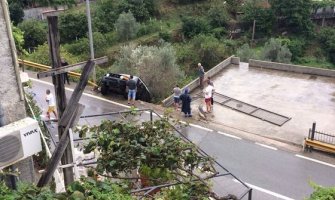 Budva: Džip zamalo sletio u dvorište, maslina ga zaustavila (FOTO)