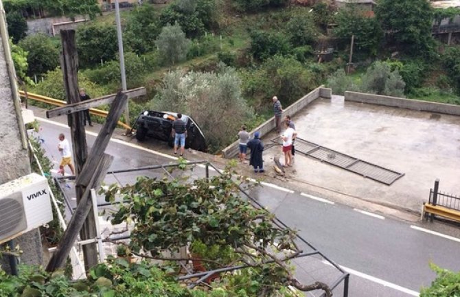 Budva: Džip zamalo sletio u dvorište, maslina ga zaustavila (FOTO)