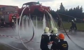 Kako se njemački vatrogasci zabavljaju na pauzi (VIDEO)