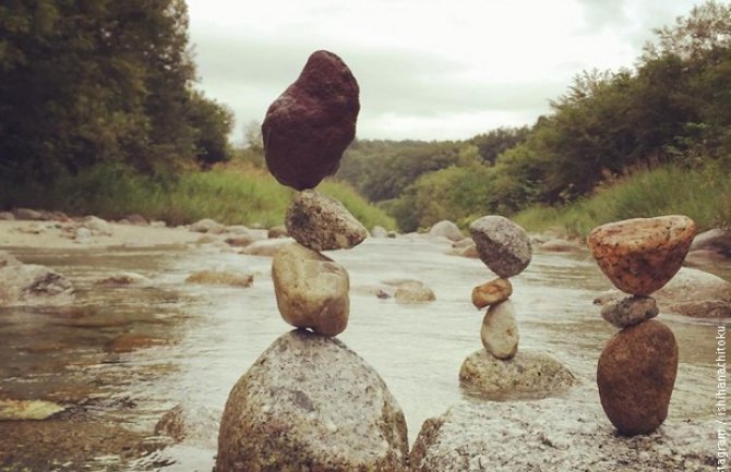 Mirna ruka i strpljenje: Slaže skulpture od kamenja (VIDEO)