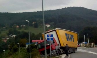 Mojkovac: Šleper umalo sletio s puta (FOTO)
