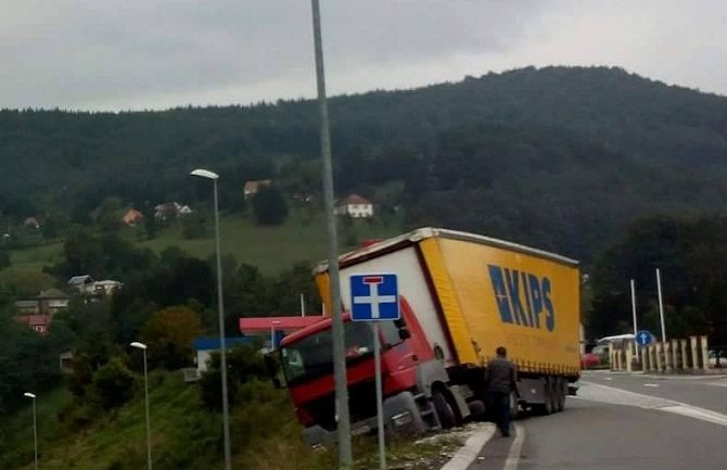 Mojkovac: Šleper umalo sletio s puta (FOTO)