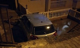 Budva: Auto sletjelo s puta i završilo u dvorištu kuće (FOTO)