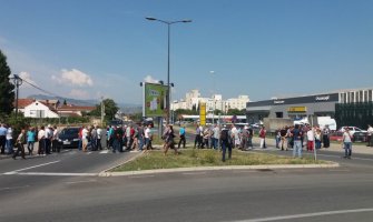 Kapovci blokirali kružni tok na Zabjelu, policija ih sklonila na trotoar