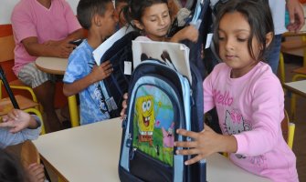 Podjela školskog pribora i higijene za romske i egipćanske učenike