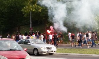 Više od 20 navijača privedeno pred derbi, ima i povrijeđenih (Video)