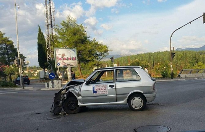 Podgorica: Udes kod Pravnog fakulteta, vozilo auto-škole demolirano