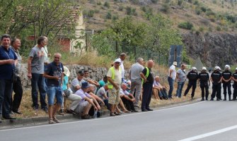 Bivši radnici KAP-a blokirali saobraćaj na Zlatici 10 minuta