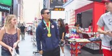 Sa lažnom medaljom oko vrata, prevario prolaznike (video)