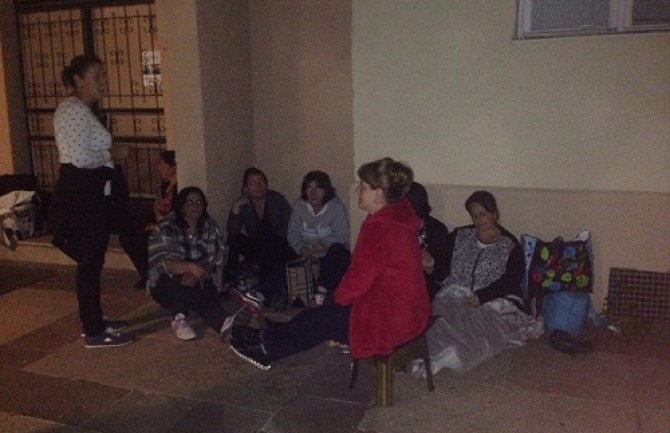 Majke iz Rožaja započele štrajk glađu ispred Vlade, zbog iscrpljenosti od puta primale infuziju