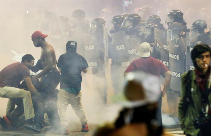 Šarlot: Vanredno stanje zbog nemira posle ubistva Afroamerikanca