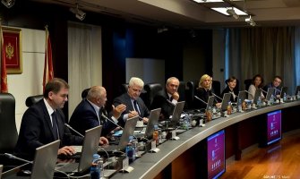 Državnim funkcionerima smanjene plate