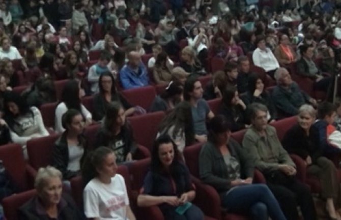 Boluje od ešerihije koli: Na koncertu za Ernu iz Pljevalja  prikupljeno preko 2.000 eura