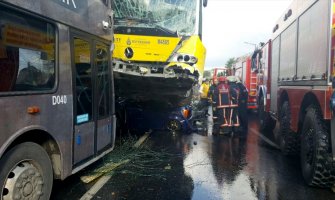 Putnik napao vozača autobusa kišobranom, deset povrijeđenih(FOTO)