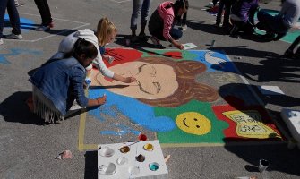 Berane: Održana likovna manifestacija “Djeca crtaju na asfaltu” (FOTO)
