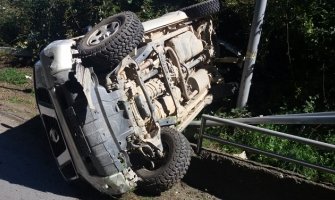 Bijelo Polje: Nissan završio na boku, vozač nepovrijeđen(FOTO)