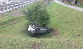 Neobična saobraćajna nezgoda u Bijelom Polju: Auto završilo na krovu, pored pruge (FOTO)