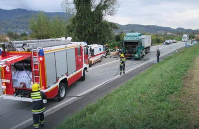 Loznica: Golf podletio pod kamion, poginule četiri osobe