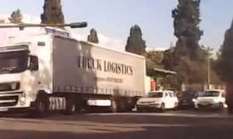 Podgorica: Kamionom prošao kroz crveno velikom brzinom i to iz pogrešne trake (VIDEO)