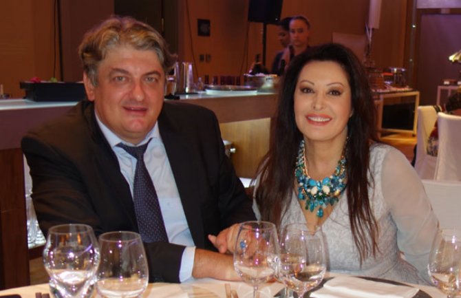 Srećni i zaljubljeni kao prvog dana: Dragana Mirković i Toni proslavili 16 godina braka (FOTO)