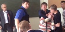 Udario profesora šakom u glavu, a ovakvu reakciju drugara nikako nije očekivao (Video)