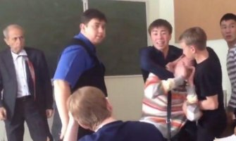 Udario profesora šakom u glavu, a ovakvu reakciju drugara nikako nije očekivao (Video)