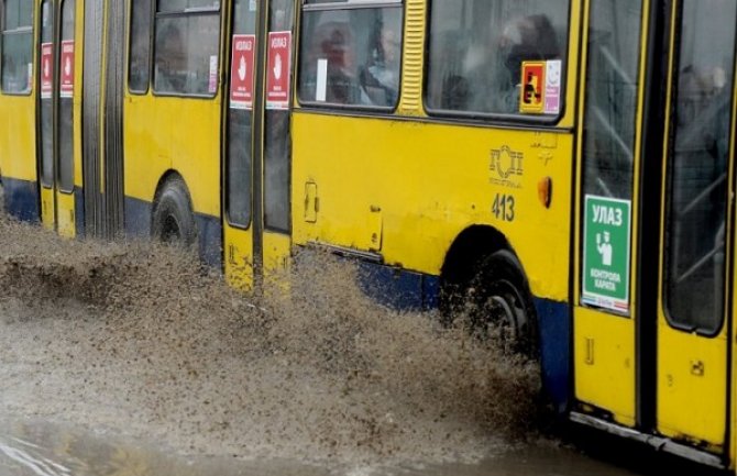 Huligani divljali: Tuča mladića u autobusu, vozač pogođen ciglom