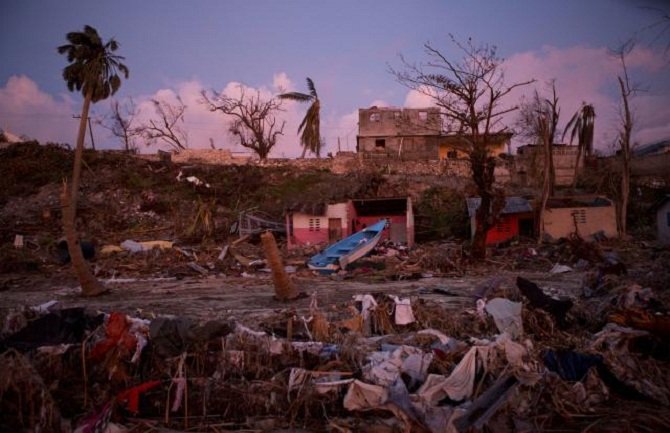 Metju uništio Haiti, hara obalom SAD