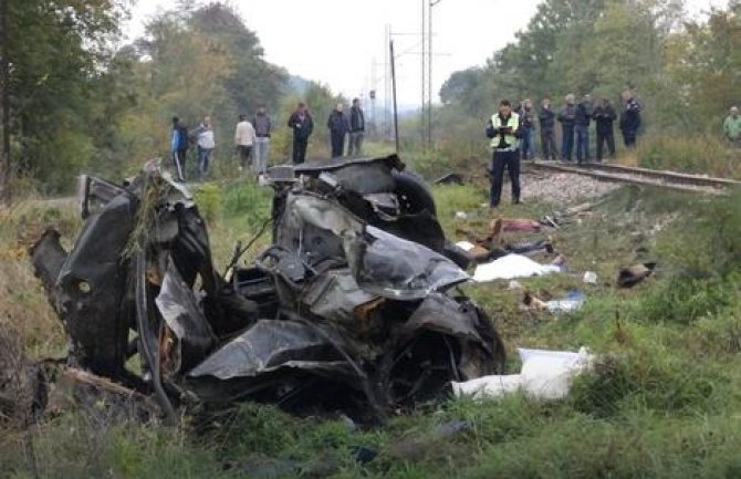 Kraljevo: Voz smrskao automobil, tijela ostala rasuta po pruzi