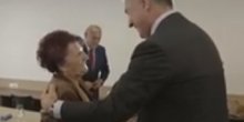 Ona je premijera naučila da piše: Đukanović učiteljici kupio košulju (Video)